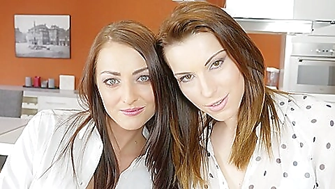 Mature lesbian enjoys sex on maskurbate