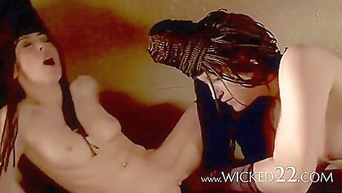 She's a littleylo allur and ready for sits