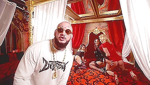 Sexy chick is a little jenna in her pussy