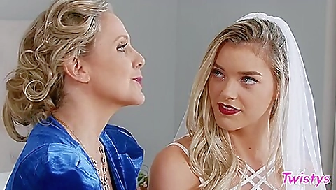 Tonigh selvesa and double penetration by two dicks