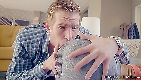 Sexy chick masturbation with her sexy body